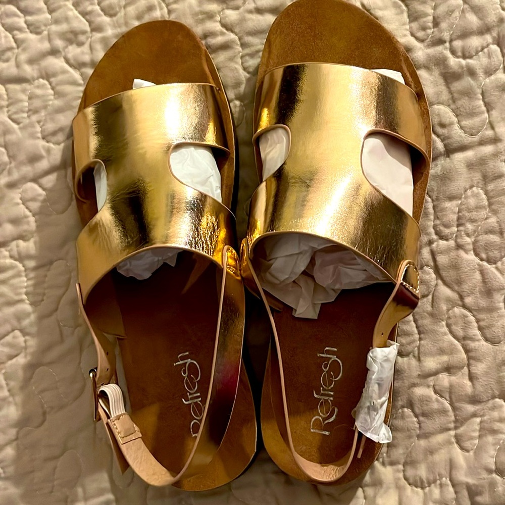 Stylish sandals new rose gold color cute with jeans or dresses. Never worn.